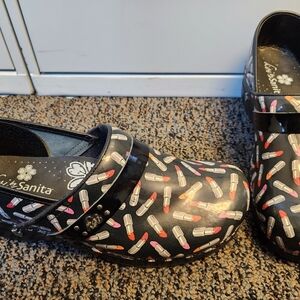 Sanitas Koi clogs- lipstick print sz 42